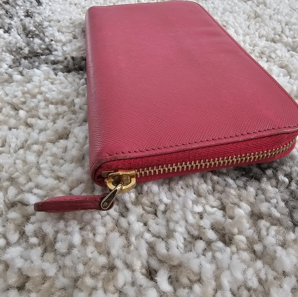 ❤️‍🔥 LOW START ❤️‍🔥 Authentic Prada zippy wallet - Picture 5 of 12